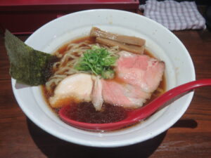 鴨香る鶏醤油らーめん@麺彩RASEN（東長崎駅）ビジュアル