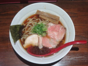 鴨香る鶏醤油らーめん@麺彩RASEN（東長崎駅）ビジュアル：トップ