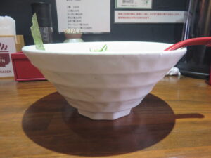 鴨香る鶏醤油らーめん@麺彩RASEN（東長崎駅）ビジュアル：サイド
