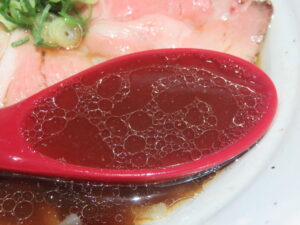 鴨香る鶏醤油らーめん@麺彩RASEN（東長崎駅）スープ