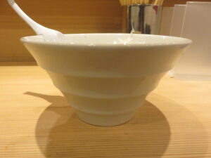 特製!鶏 淡麗 醤油@拘り麺屋 へご（秋葉原駅）ビジュアル：サイド