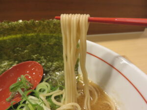 うすくち醤油 梅@RAMEN TKI（ひばりヶ丘駅）麺