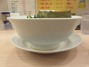 ラーメン 並@麺家はやと（高田馬場駅）ビジュアル：サイド
