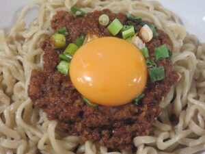 仙台辛味噌まぜそば 卵黄乗せ（ワシワシ） @あはれ（下北沢駅）具