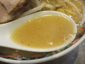 味噌ラーメン チャーシュー有り@食堂ミサ 八潮店（八潮店）スープ