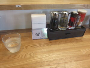 手包みワンタン麺(塩)@らぁ麺 一潤(茨城県つくば市)卓上