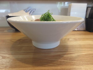 手包みワンタン麺(塩)@らぁ麺 一潤(茨城県つくば市)ビジュアル:サイド