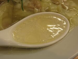 手包みワンタン麺(塩)@らぁ麺 一潤(茨城県つくば市)スープ