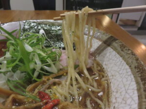 整い熟成醤油@らぁ麺 食医(祐天寺駅)麺
