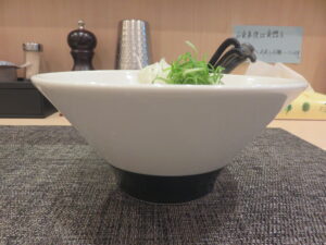 ラーメン（ノーマル）@麺屋 水明（新高円寺駅）ビジュアル：サイド