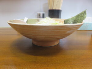 浅蜊15kg出汁ラーメン（塩）@覆麺 神田（高坂駅）ビジュアル：サイド