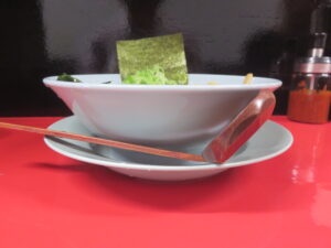 ラーメン@背脂ネギラーメン とんび（川口駅）ビジュアル：サイド