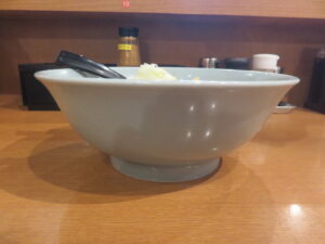 真髄 味噌ラーメン@麺屋 ひら乃（小田原駅）ビジュアル：サイド