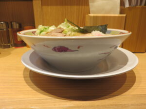 らーめん(並)@久臨 エキュートエディション御茶ノ水店(御茶ノ水駅)ビジュアル:サイド