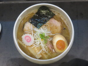 塩らぁめん（並）@麺屋 藤（徳島県那賀郡）ビジュアル：トップ