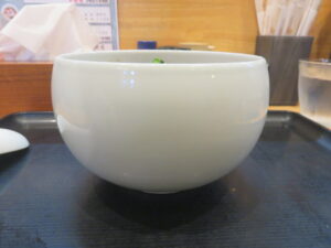 塩らぁめん（並）@麺屋 藤（徳島県那賀郡）ビジュアル：サイド