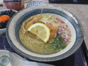 浮世離れの塩ラーメン@浮世離れの麺ドロボー(兵庫県南あわじ市)ビジュアル