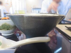 浮世離れの塩ラーメン@浮世離れの麺ドロボー(兵庫県南あわじ市)ビジュアル:サイド