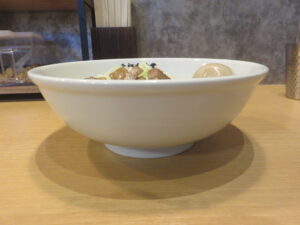 油そば@元祖肉油堂 UMAMI 下北沢店（下北沢駅）ビジュアル：サイド
