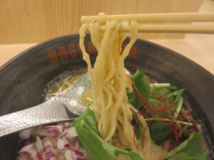 グリーンカレーラーメン@BASSANOVA 原宿店(明治神宮前駅)麺