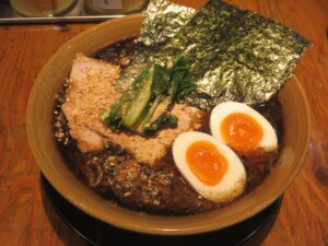 ガーリックマー油めん+塩とろ味玉@家系ラーメン 革新家 OCHIAI(落合駅)ビジュアル