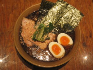 ガーリックマー油めん+塩とろ味玉@家系ラーメン 革新家 OCHIAI(落合駅)ビジュアル:トップ