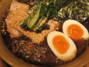 ガーリックマー油めん+塩とろ味玉@家系ラーメン 革新家 OCHIAI(落合駅)具