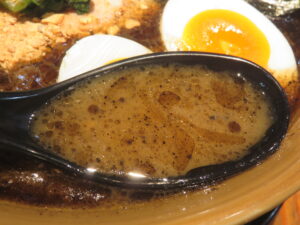 ガーリックマー油めん+塩とろ味玉@家系ラーメン 革新家 OCHIAI(落合駅)スープ