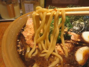 ガーリックマー油めん+塩とろ味玉@家系ラーメン 革新家 OCHIAI(落合駅)麺