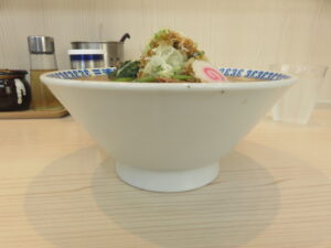 中華そば（並）@醤油豚骨中華そば 三浦家ROZEO（町屋駅前駅）ビジュアル：サイド