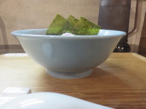 鮭節と昆布の中華そば(塩)@らぁ麺屋 ひたむき(大森海岸駅)ビジュアル:サイド