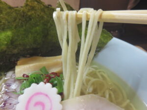 鮭節と昆布の中華そば(塩)@らぁ麺屋 ひたむき(大森海岸駅)麺