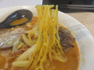 辛味噌ラーメン@山本商店(北海道枝幸郡)麺