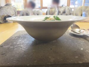 鮎の冷たいらぁ麺@NOUILLES JAPONAISE とくいち(二十四軒駅)ビジュアル:サイド