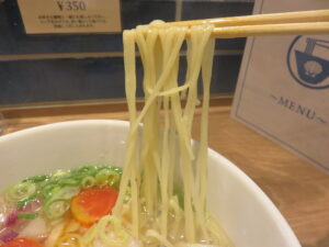 バジル貝塩らぁ麺@らぁ麺 穂々(四谷三丁目駅)麺