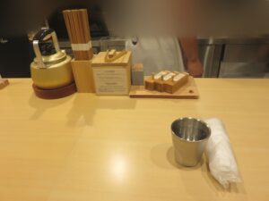 冷やし出汁そば(白醤油)@麺屋 猪一 神楽坂(牛込神楽坂駅)卓上