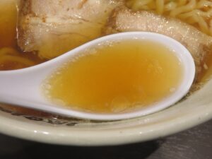 醤油らーめん@食堂 はせ川 東京ラーメンストリート店(東京駅)スープ