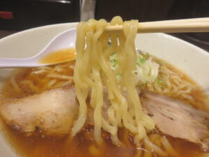醤油らーめん@食堂 はせ川 東京ラーメンストリート店(東京駅)麺