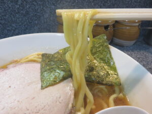 らーめん@濃厚豚骨醤油らーめん 七転び八起き(西日暮里駅)麺