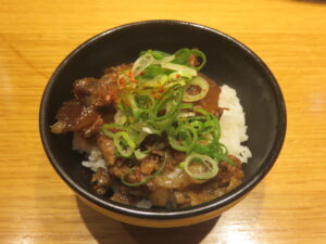 常夏マンゴーの冷やし麺2026@うまかめん 麹町本舗（麹町駅）牛すじ丼