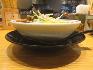 常夏マンゴーの冷やし麺2026@うまかめん 麹町本舗（麹町駅）ビジュアル：サイド