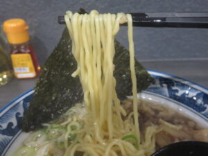 尾道らーめん@肉麺家とみ(大島駅)麺
