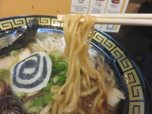 中華そば 黒@松山ブラックラーメン 黒虎屋(大街道駅)麺