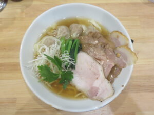 わんたん白醤油らーめん@MENYA NEMOTO(一之江駅)ビジュアル:トップ