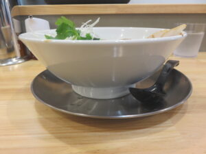 わんたん白醤油らーめん@MENYA NEMOTO(一之江駅)ビジュアル:サイド
