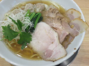 わんたん白醤油らーめん@MENYA NEMOTO(一之江駅)具