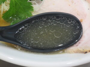 わんたん白醤油らーめん@MENYA NEMOTO(一之江駅)スープ