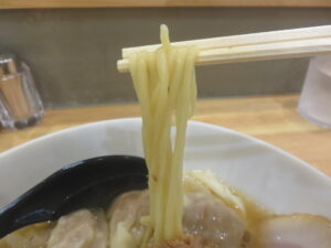 わんたん白醤油らーめん@MENYA NEMOTO(一之江駅)麺