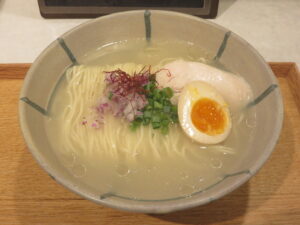 烏賊×鱈塩ラーメン（並盛り）@養和軒ぷらす（松風町駅）ビジュアル