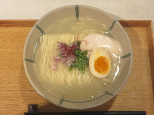 烏賊×鱈塩ラーメン（並盛り）@養和軒ぷらす（松風町駅）ビジュアル：トップ